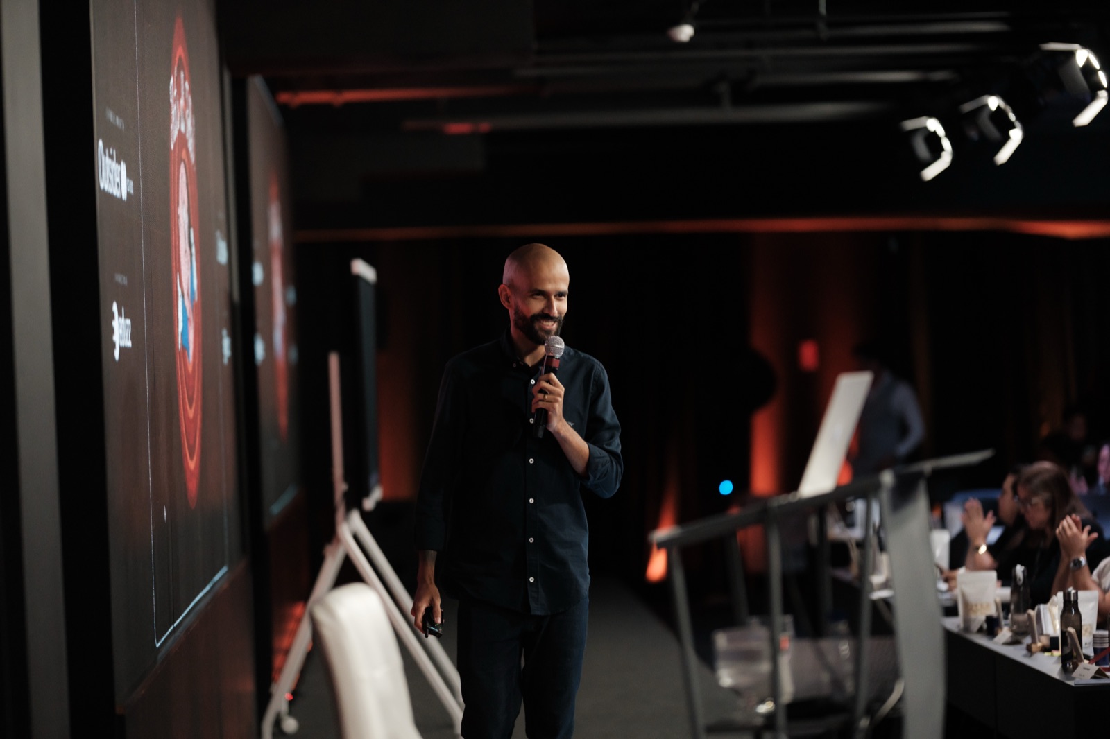 Lucas Sangi apresentando no palco